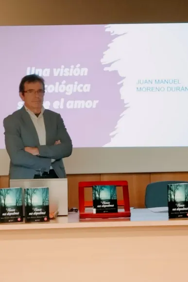 Juan Manuel Moreno Durán durante una de sus conferencias