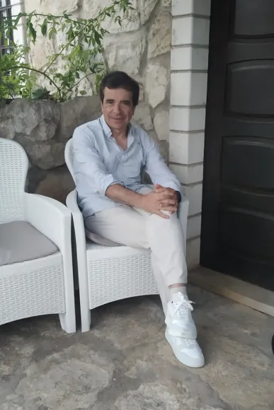 Juan Manuel Moreno Durán sentado en el jardín de su consulta